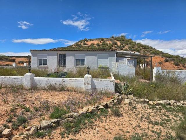 Casa con terreno en venta en Pinoso photo 0