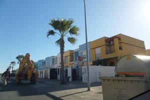 Adosada en venta en Gerena, Andalucia photo 0