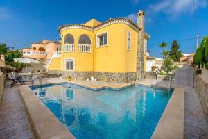 Chalet en venta en Orihuela Costa, Villamartin photo 0