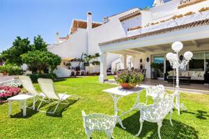 Adosada en venta en Marbella, Nueva Andalucía, Nueva Andalucia photo 0