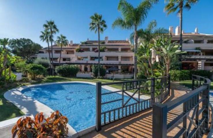 Apartamento en venta en Marbella, Nueva Andalucia - Albatross Hill photo 0
