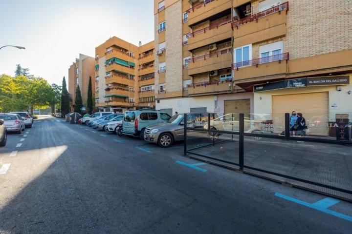 Local comercial en venta en Granada, Zaidin photo 0