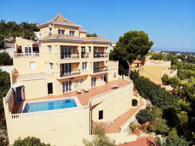 Chalet en venta en Denia photo 0