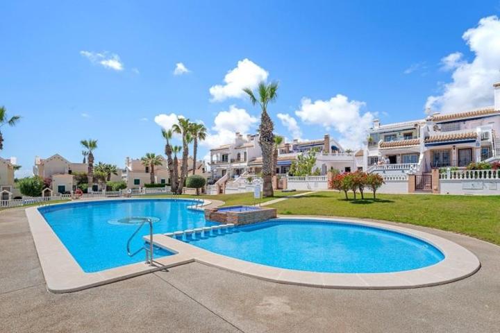 Chalet en venta en Orihuela Costa photo 0
