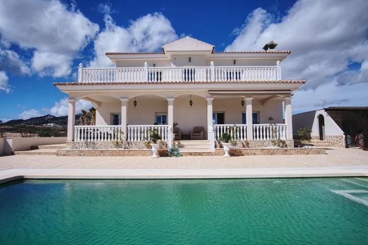 Chalet en venta en Pinoso photo 0