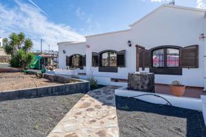 Chalet en venta en Tinajo, La Costa photo 0