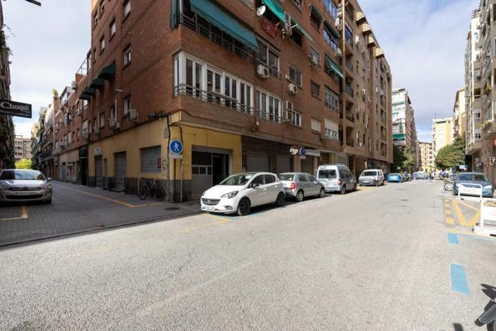 Local comercial en venta en Granada, Alhamar photo 0