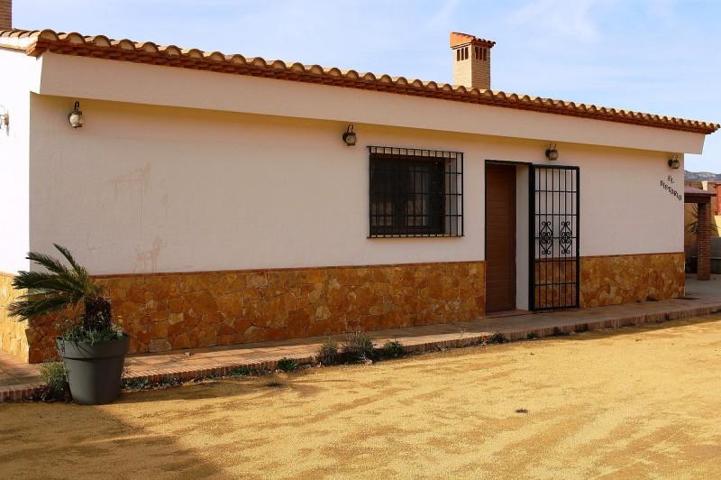 Casa con terreno en venta en Sax photo 0