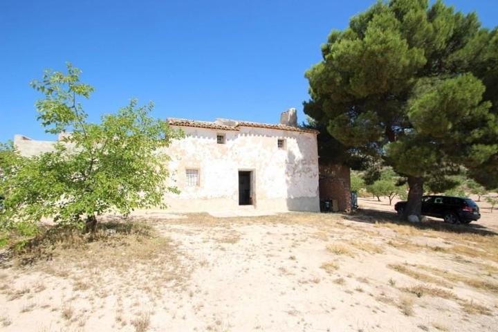 Casa con terreno en venta en Yecla photo 0