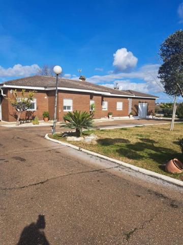 Chalet en venta en Badajoz, Dehesilla de Calamón photo 0