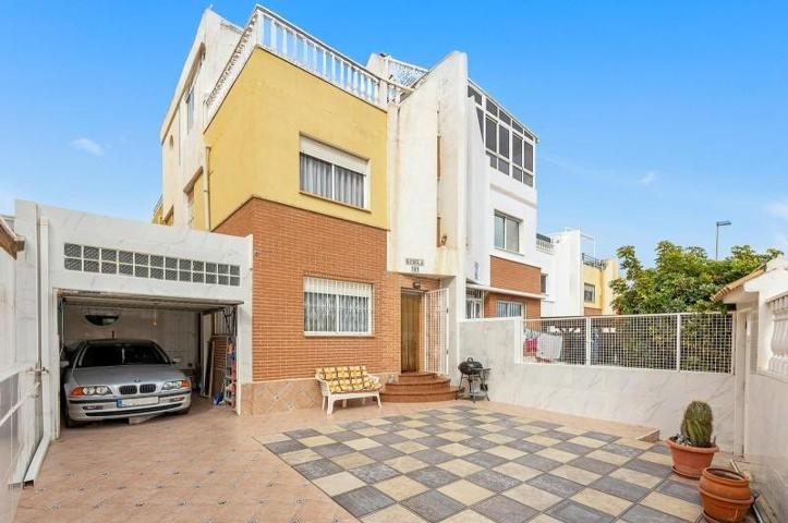 Adosada en venta en Orihuela Costa, Los Altos photo 0