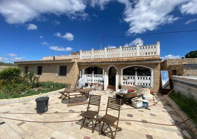 Casa con terreno en venta en Sax photo 0