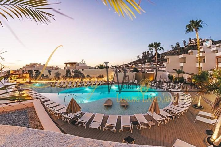 Apartamento en venta en Los Cristianos, Avenida San Francisco, 38650 photo 0
