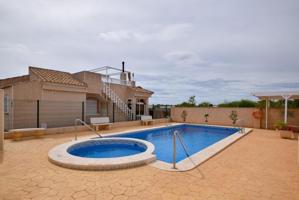 Chalet en venta en Algorfa, Montesol photo 0