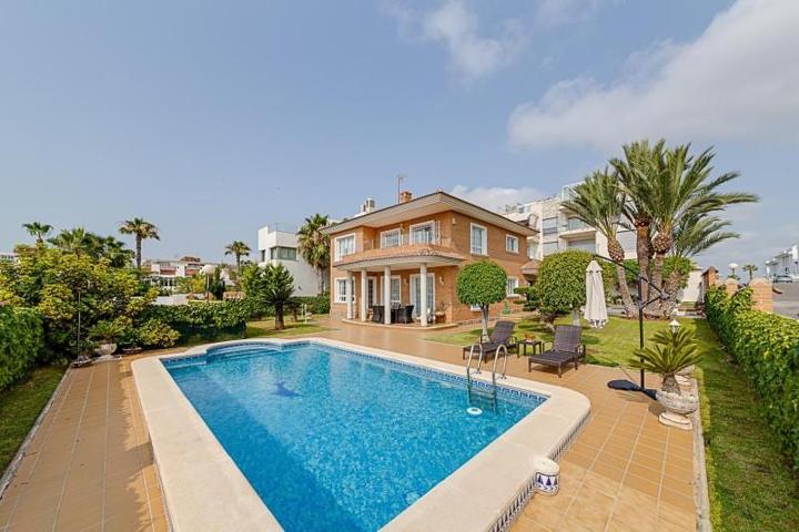 Chalet en venta en Torrevieja photo 0