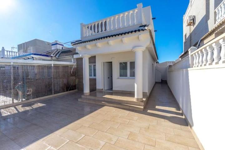 Adosada en venta en Torrevieja photo 0