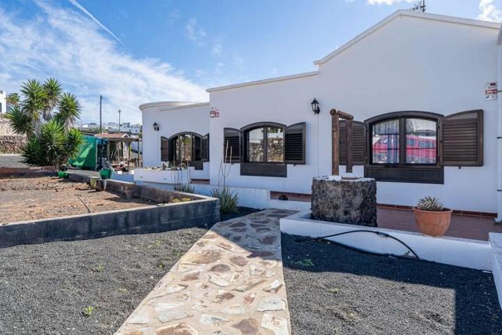 Chalet en venta en Tinajo, La Costa photo 0