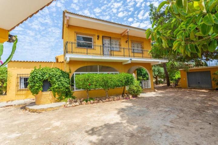 Chalet en venta en Los Montesinos photo 0