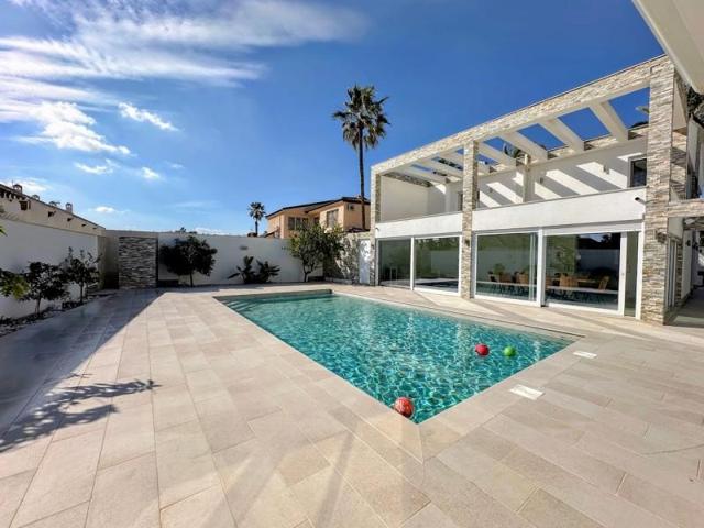 Chalet en venta en Orihuela Costa photo 0