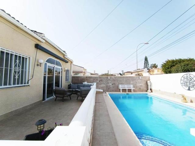 Chalet en venta en Torrevieja photo 0