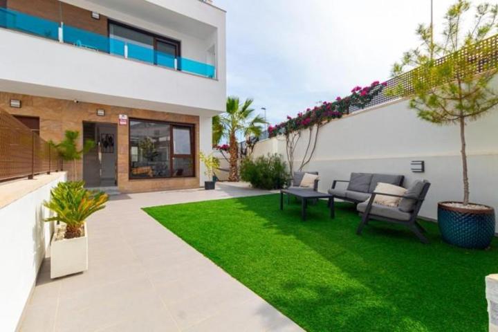 Adosada en venta en Torrevieja photo 0
