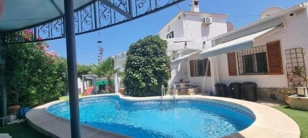 Chalet en venta en Orihuela Costa photo 0