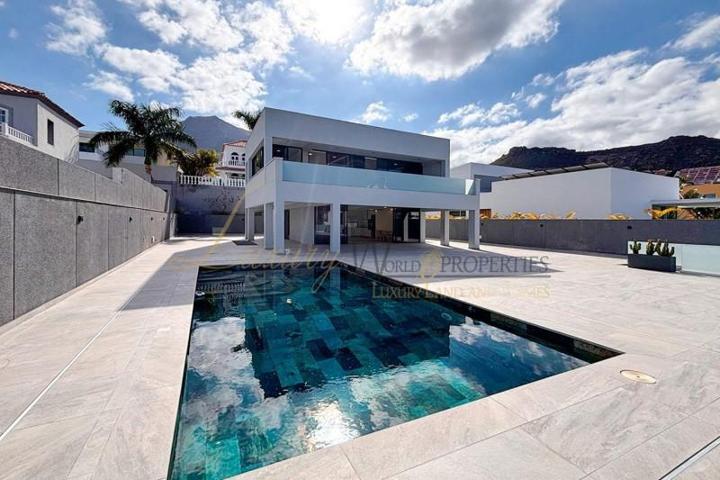 Chalet en venta en Adeje, Calle el Sauce, 38660 photo 0