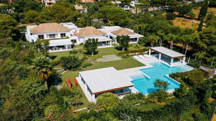 Chalet en venta en Marbella, Cascada de Camojan photo 0