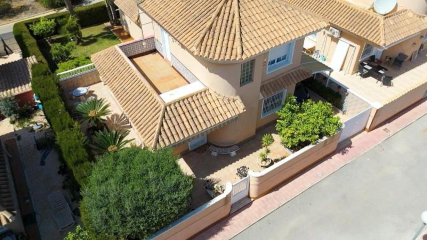 Chalet en venta en Orihuela Costa photo 0