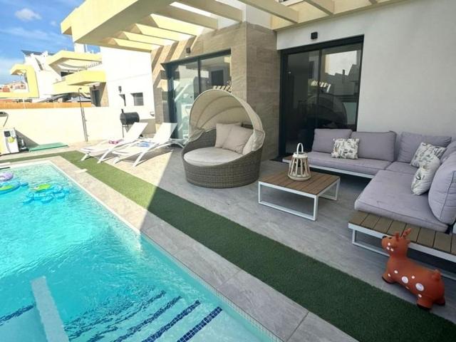 Chalet en venta en Los Montesinos photo 0