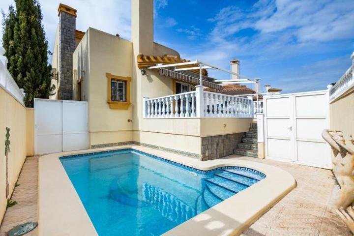 Chalet en venta en Cabo Roig photo 0