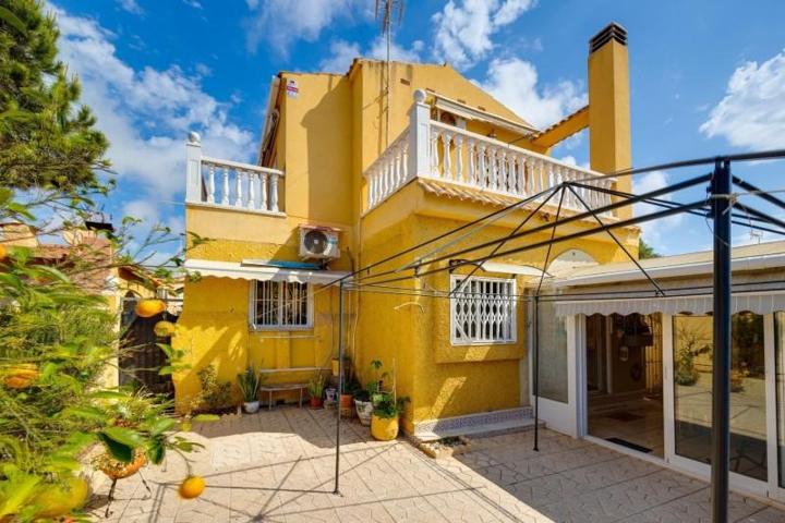 Chalet en venta en Torrevieja photo 0