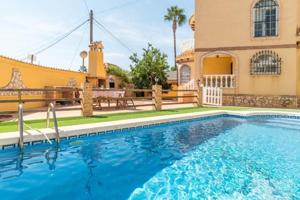 Chalet en venta en Orihuela Costa, Las Mimosas photo 0
