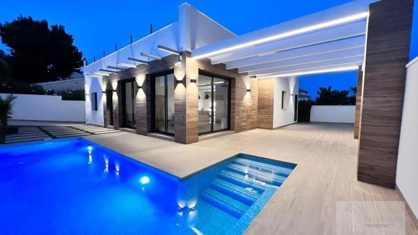Chalet en venta en Orihuela Costa, Las Filipinas photo 0