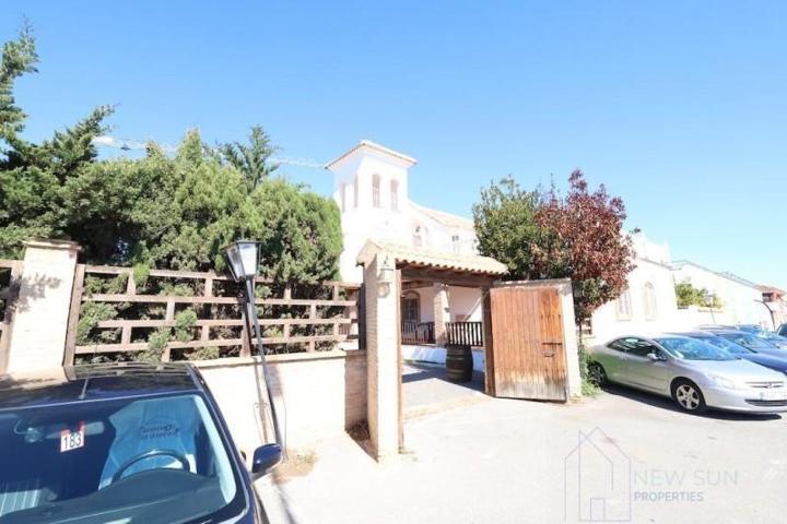 Chalet en venta en Orihuela Costa, La Zenia photo 0