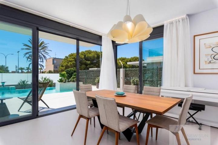 Chalet en venta en Orihuela Costa, Campoamor photo 0