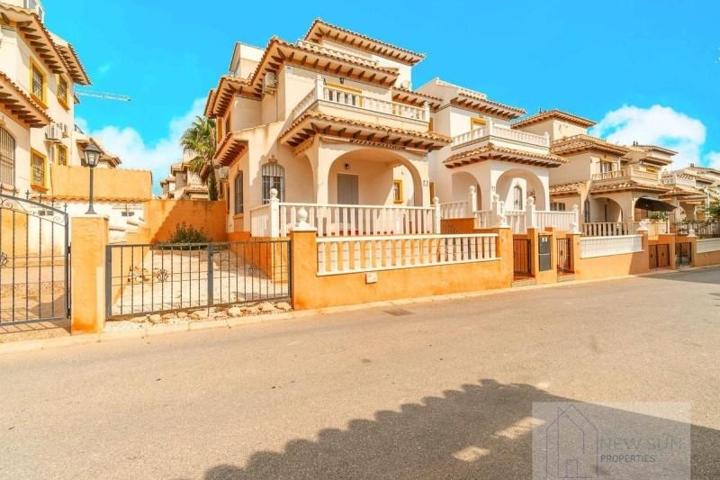 Chalet en venta en Orihuela Costa, Lomas de Cabo Roig-Los Dolses photo 0