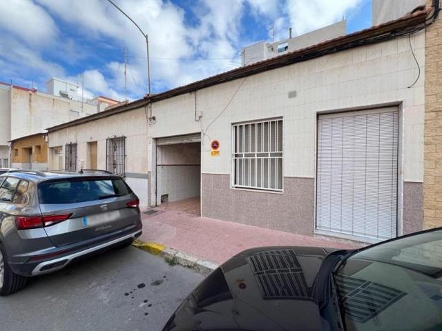 Adosada en venta en Guardamar del Segura photo 0