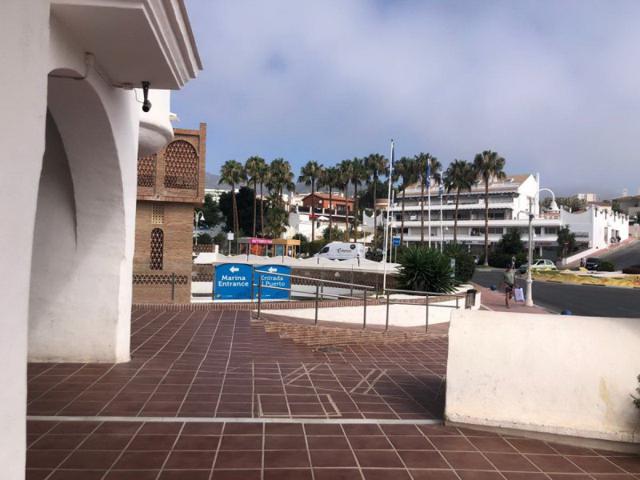 Local comercial en venta en Benalmádena, Puerto Marina photo 0