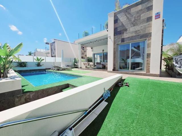 Chalet en venta en Orihuela Costa photo 0