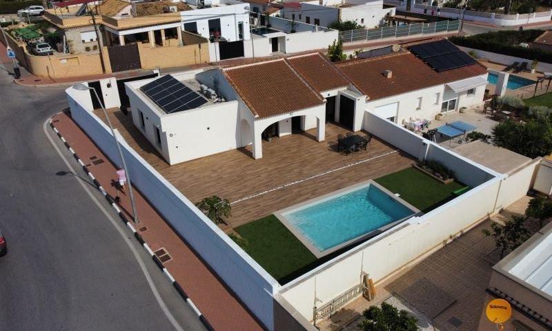 Chalet en venta en Torrevieja photo 0