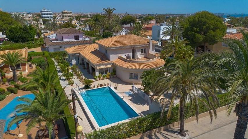 Chalet en venta en Orihuela Costa photo 0