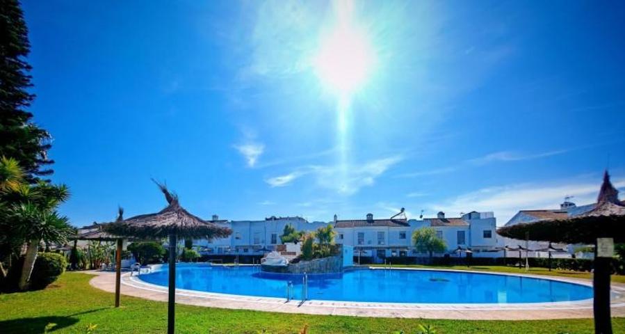 Adosada en venta en Chiclana de la Frontera, Los gallos photo 0
