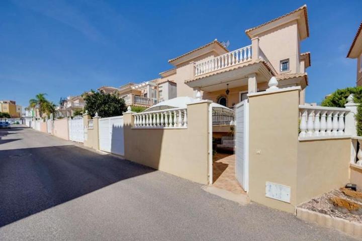 Chalet en venta en Orihuela, Los Balcones y los Altos photo 0