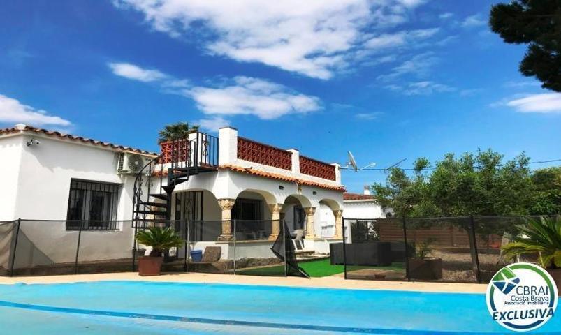Casa en venta en Roses, Nord photo 0