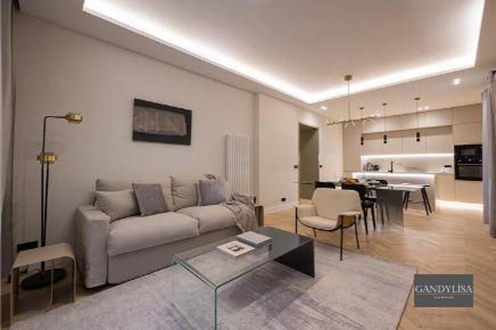 Apartamento en venta en Madrid, Centro photo 0