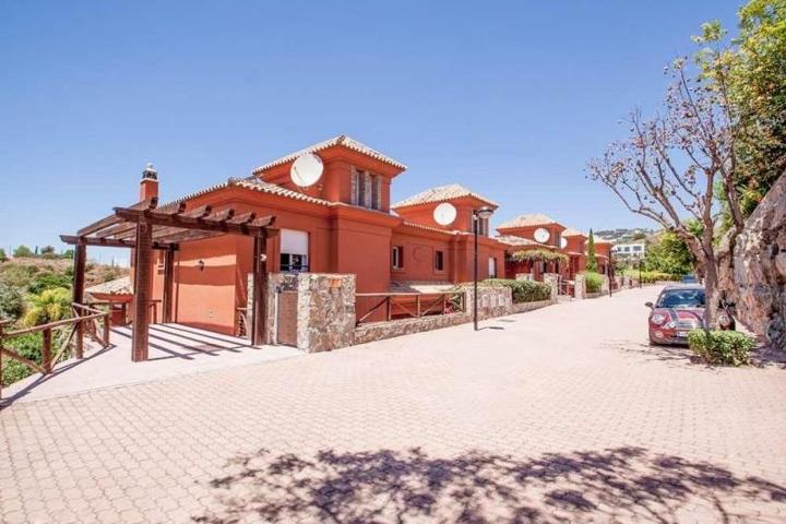 Adosada en alquiler en Marbella, Marbella Este - Santa Clara photo 0