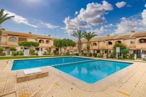 Adosada en venta en Torrevieja, Baix Segura photo 0