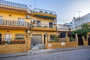 Adosada en venta en Camas, Andalucia photo 0