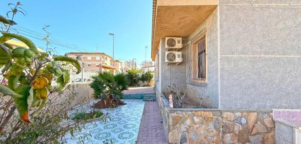 Chalet en venta en Torrevieja, Playa de los locos photo 0